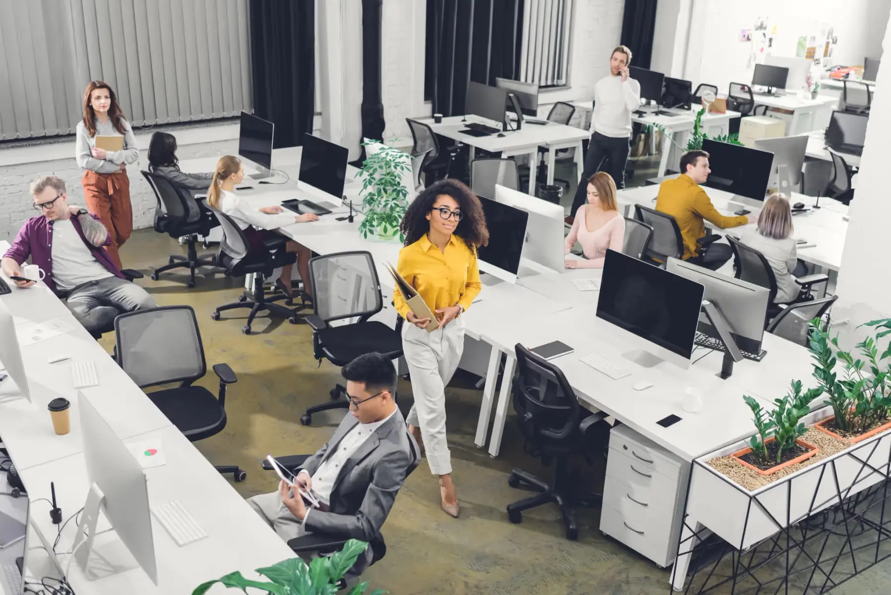 Vue aérienne d'un open space moderne avec des employés au travail