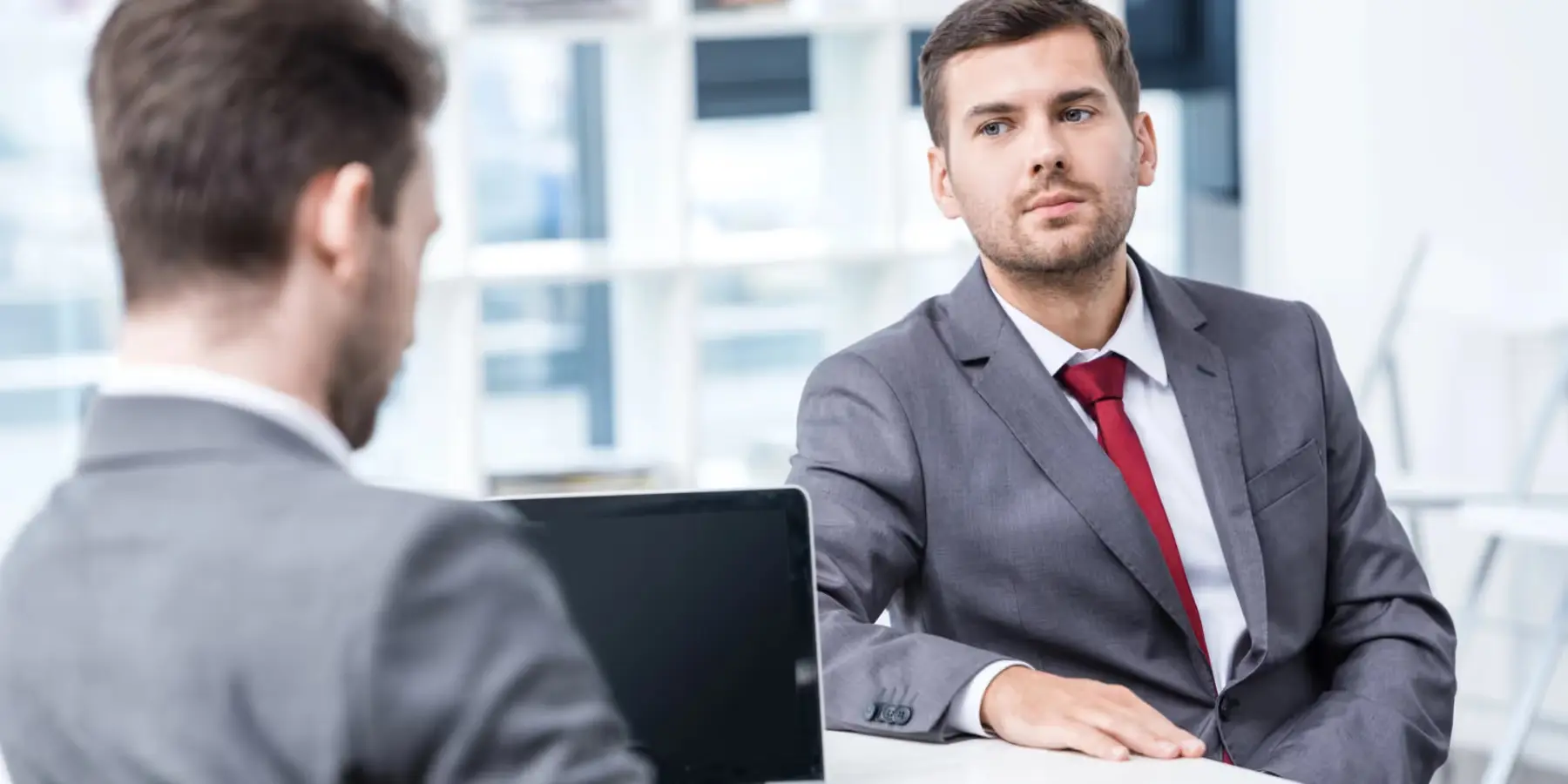 Zwei Männer sitzen sich beim Vorstellungsgespräch im Büro gegenüber