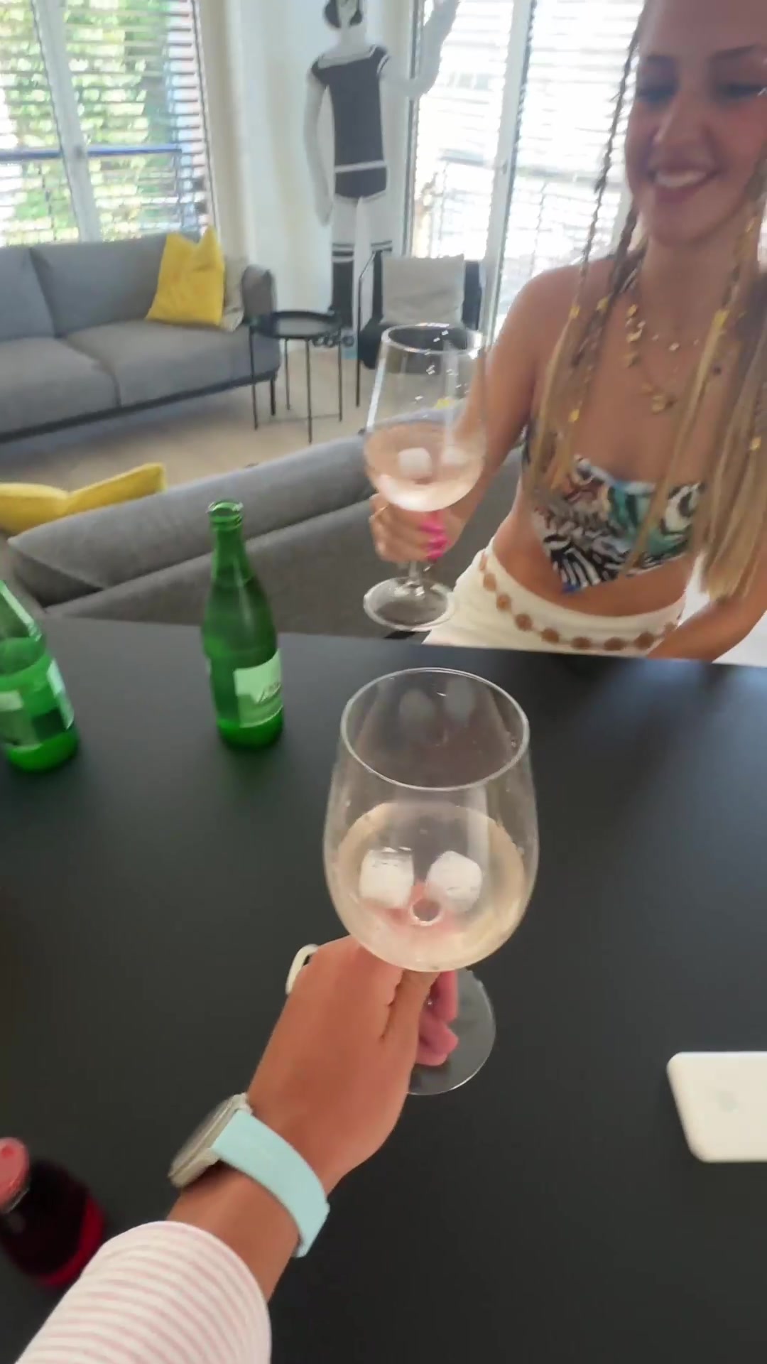 Zwei Frauen sitzen mit Weingläsern an einem Tisch.