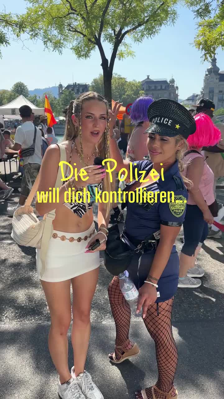 Zwei Frauen in Kostümen stehen auf der Strasse.