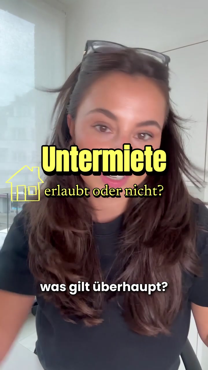 Eine Frau sitzt mit einem Laptop an einem Tisch.