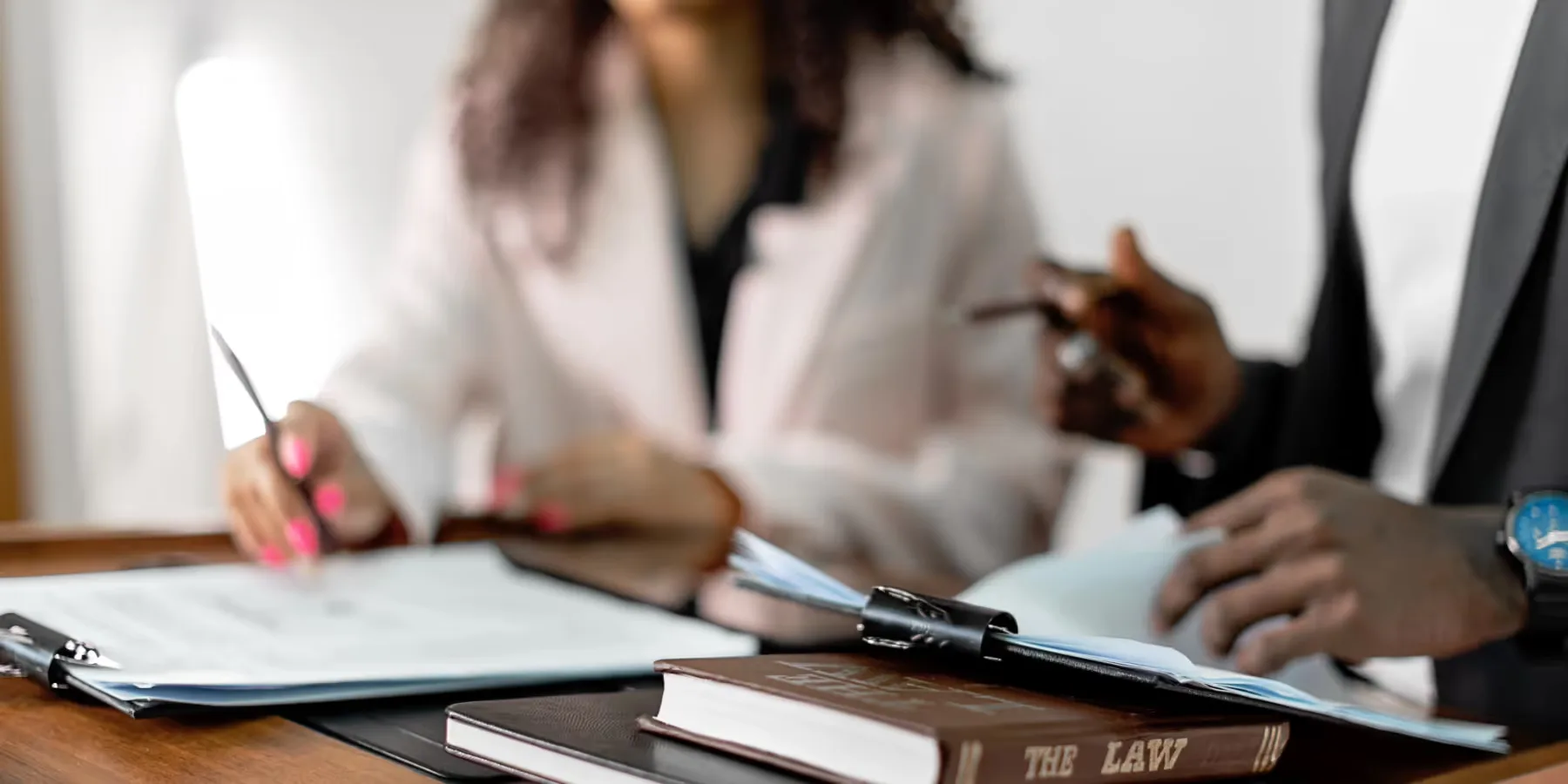 In der Praxis kann eine Klage viel kosten. - pexels