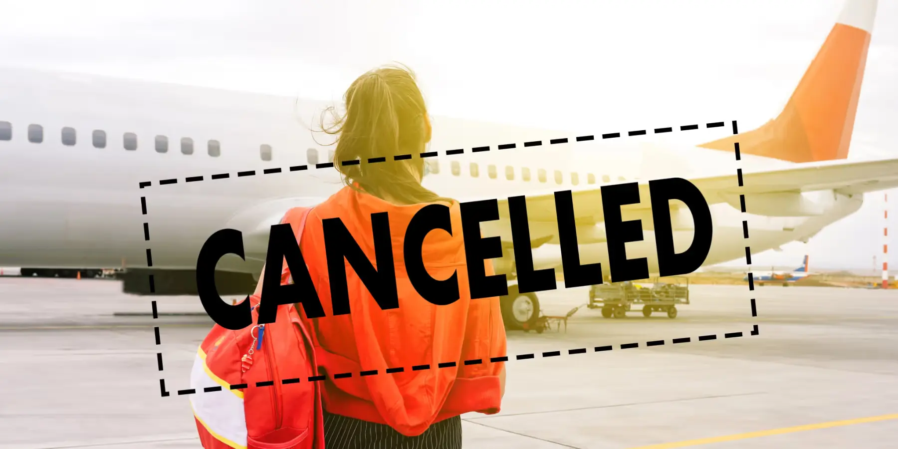 Reisende Frau vor Flugzeug mit überlagertem CANCELLED-Stempel