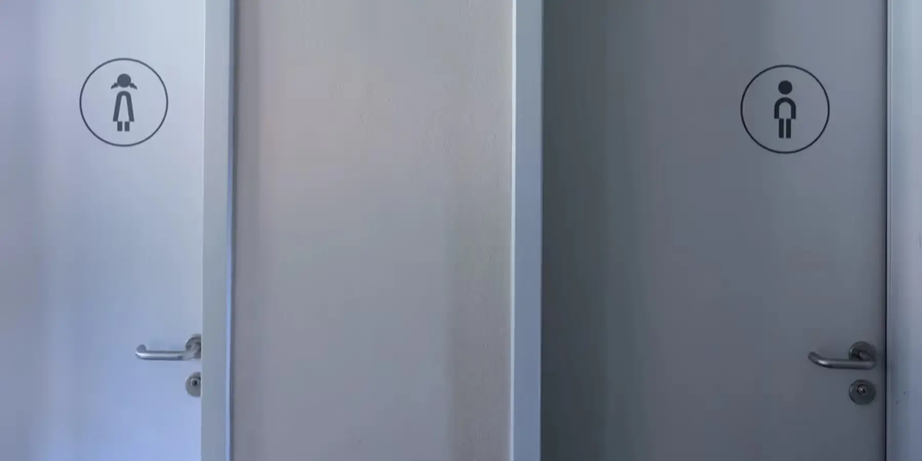 Türen zu Damen- und Herrentoiletten mit Piktogrammschildern