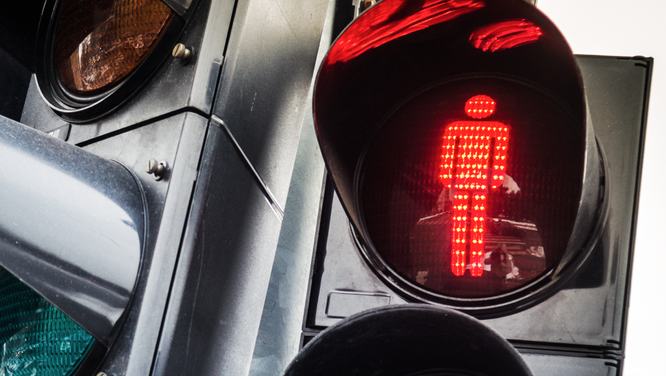 Rote Fussgängerampel bei Nacht