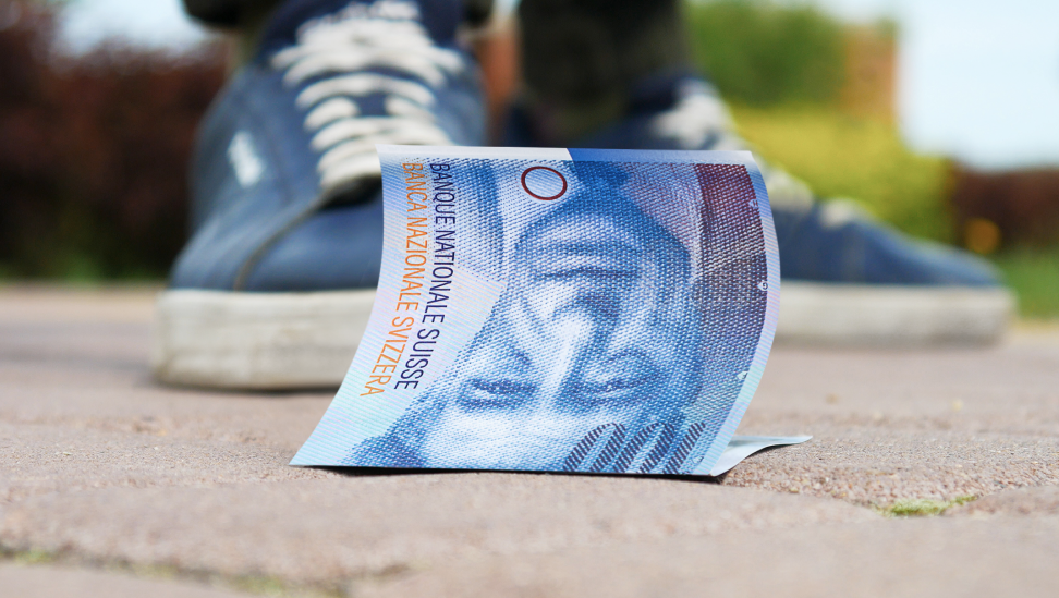 Schweizer Banknote liegt auf dem Boden